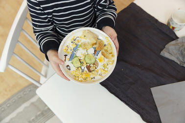 Kuvituskuvassa kouluruokalautanen.