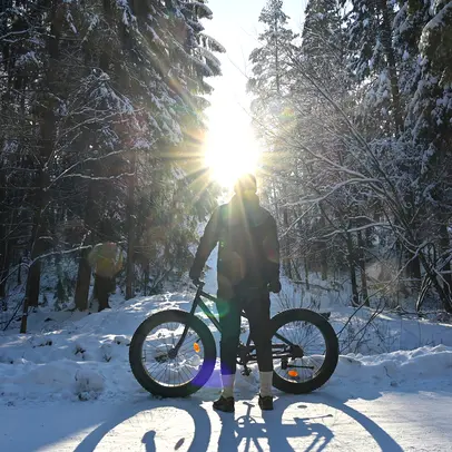 Kuvituskuvassa pyöräilijä auringonvaloa vasten.