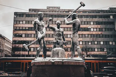 Kuvituskuvassa Kolmen sepän patsas.