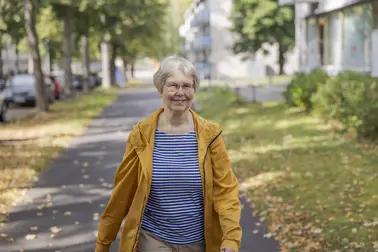 Kuvituskuva, jossa nainen kävelee jalkakäytävällä.