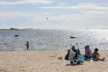 Ihmisiä Lauttasaaren uimarannalla