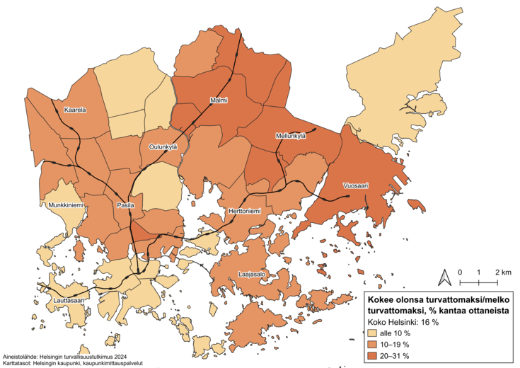 Kuviossa esitetään turvattomuuden kokemisen yleisyys (%) myöhään viikonloppuiltoina yksin asuinalueella kävellessä peruspiireittäin vuonna 2024 karttakuviossa. Koko Helsingissä (keskiarvo) turvattomuutta koki 16 %. Alueiden välinen vaihtelu oli alle 10 %:sta 31 prosenttiin.