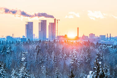 Kalasataman tornitalot kuvattuina talvella Hallainvuorelta.