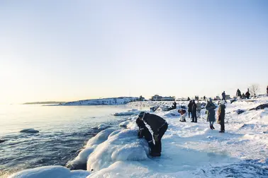 Ihmisiä Kaivupuiston rannalla talvella.