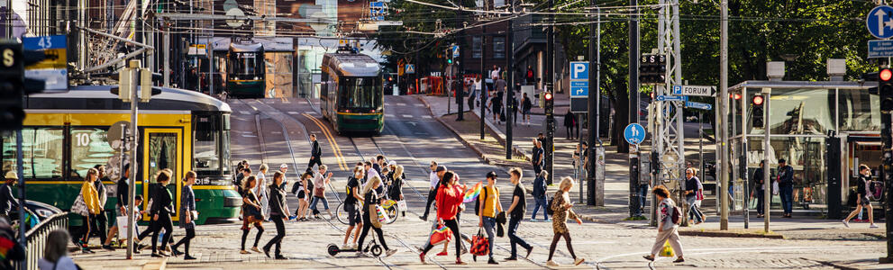 Raitiovaunuja Mannerheimintien ja Simonkadun risteyksessä.