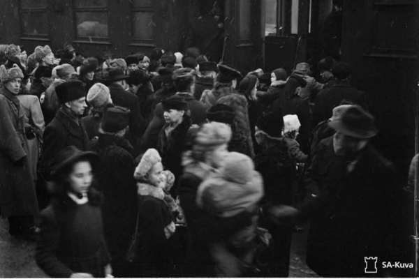 Helmikuun 1944 pommitusten jälkeistä evakuointitungosta Helsingin rautatieasemalla.