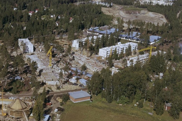 Satamasaarentien aluetta vuonna 1965. Vasemmalla alhaalla rakennetaan lämpökeskusta, ja ylempänä erottuu Vuosaaren yhteiskoulu.
